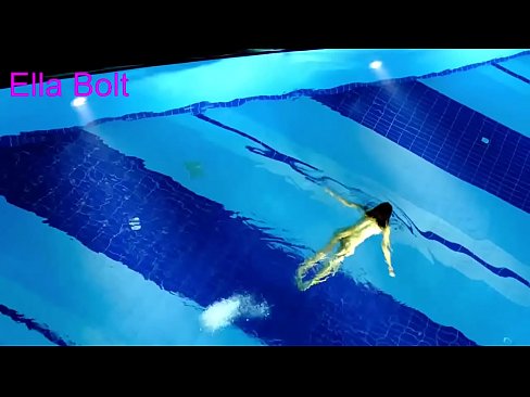 ❤️ Non podo deixar de mirar, unha moza loira que é sorprendida nadando espida na piscina do resort ELLA BOLT ☑ Vídeo anal na pornografía gl.virtsextor.ru ☑