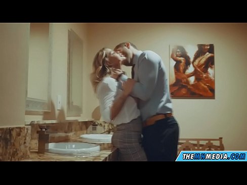 ❤️ Cando unha loura tetona seduce nun baño público ☑ Vídeo anal na pornografía gl.virtsextor.ru ☑